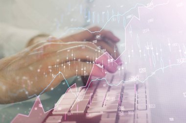 Adam arka planda ofiste bilgisayarda yazarak grafik çift pozlama. Zor iş kavramı. Closeup.