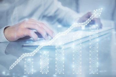 Adam arka planda ofiste bilgisayarda yazarak grafik çift pozlama. Zor iş kavramı. Closeup.