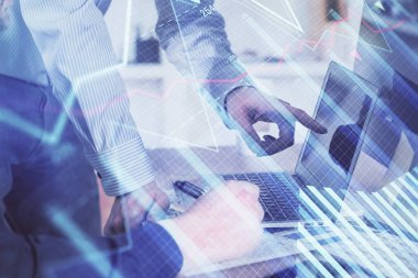 Adam arka planda ofiste bilgisayarda yazarak grafik çift pozlama. Zor iş kavramı. Closeup.