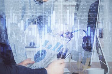 Arka planda ofiste bilgisayarda işadamı yazarak grafiğin çift pozlama. Zor iş kavramı.