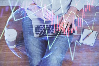 Arka planda ofiste bilgisayarda çalışan işadamı ile Forex grafiği. Analiz kavramı. Çift Pozlama.