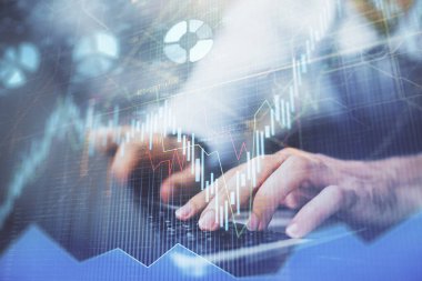 Arka planda ofiste bilgisayarda çalışan işadamı ile Forex grafiği. Sert çalışma kavramı. Çoklu pozlama.