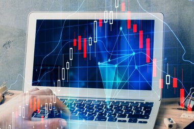 Arka planda dizüstü bilgisayar üzerinde çalışan işadamı ile Forex grafiği. Sert çalışma kavramı. Çoklu pozlama.