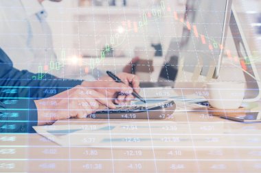 Arka planda ofiste bilgisayarda çalışan işadamı ile Forex grafiği. Sert çalışma kavramı. Closeup. Çoklu pozlama.