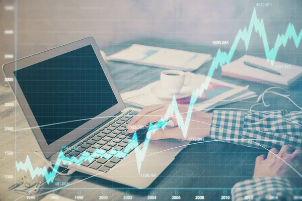 Doppelbelichtung des Devisendiagramms mit einem Mann, der am Computer im Hintergrund arbeitet. Konzept der Marktanalyse. — Stockfoto