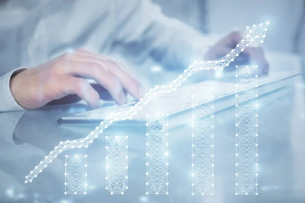 Doppelbelichtung des Diagramms mit einem Mann, der auf dem Computer im Büro im Hintergrund tippt. Konzept der harten Arbeit. Nahaufnahme. — Stockfoto