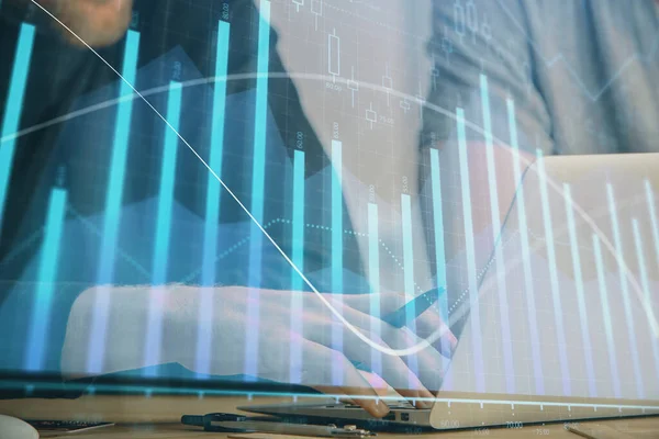 Gráfico de Forex con hombre de negocios escribiendo en la computadora en la oficina en segundo plano. Concepto de análisis. Doble exposición . —  Fotos de Stock