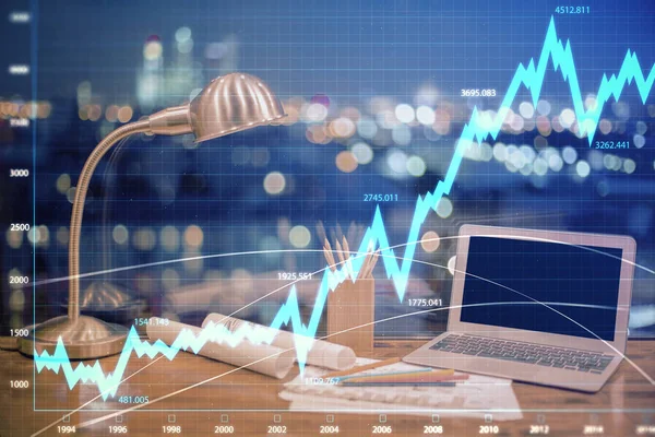 Grafico del mercato Forex ologramma e sfondo del personal computer. Doppia esposizione. Concetto di investimento. — Foto Stock