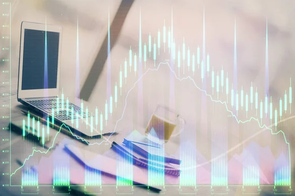 Forex Chart ολόγραμμα στο τραπέζι με φόντο υπολογιστή. Διπλή έκθεση. Έννοια των χρηματοπιστωτικών αγορών. — Φωτογραφία Αρχείου