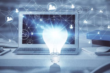 Bilgisayar ofisinde ampul simgesi hologramıyla birlikte. Çoklu maruz kalma. Fikir kavramı.