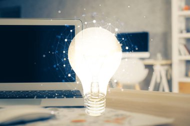 Bilgisayar ofisinde ampul simgesi hologramıyla birlikte. Çoklu maruz kalma. Fikir kavramı.