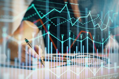 Forex grafik hologramı ile not lar yapan kadın ellerinin çoklu pozlaması. Teknik analiz kavramı.