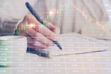 Forex tablosu WOMANS el notları arka plan alarak görüntülenir. Araştırma kavramı. Çift Pozlama