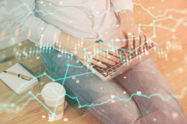 Arka planda ofiste bilgisayarda çalışan işadamı ile Forex grafiği. Analiz kavramı. Çift Pozlama.