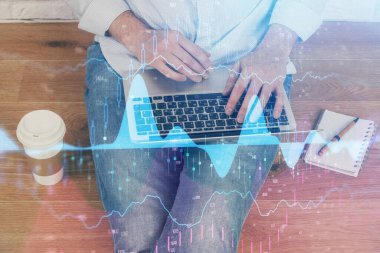 Arka planda ofiste bilgisayarda çalışan işadamı ile Forex grafiği. Analiz kavramı. Çift Pozlama.