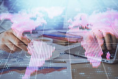 Arka planda dizüstü bilgisayar üzerinde çalışan işadamı çift pozlama. Önde uluslararası iş hologramı. Başarı kavramı.