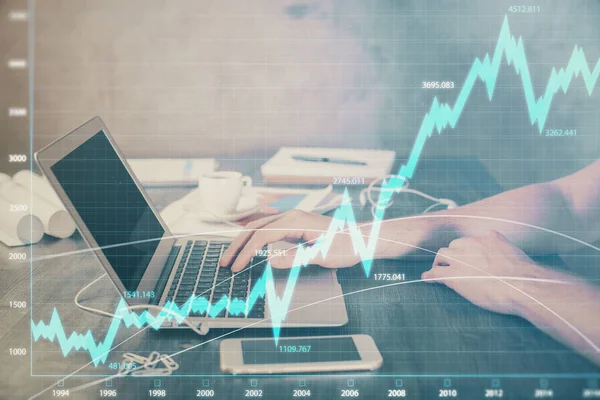 Doppelbelichtung des Devisendiagramms mit einem Mann, der am Computer im Hintergrund arbeitet. Konzept der Marktanalyse. — Stockfoto