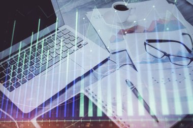 Masası ve kişisel bilgisayarı olan borsa grafiği. Çifte maruziyet. Mali analiz kavramı.