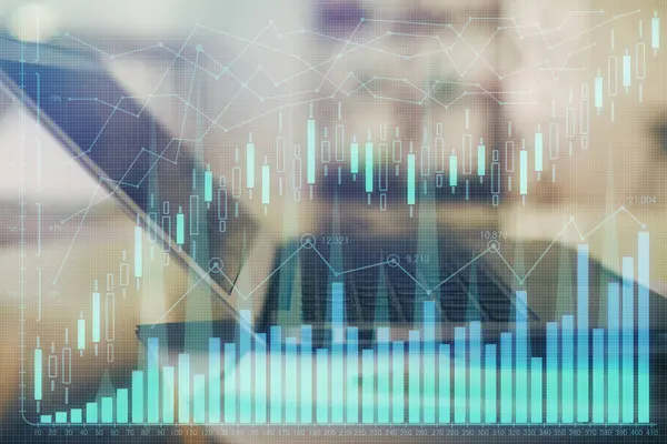 Holograma gráfico de Forex en la tabla con el fondo de la computadora. Doble exposición. Concepto de mercados financieros . — Foto de Stock