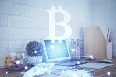 Engelleme zincirine ve kripto ekonomi temalı holograma ve bilgisayar arkaplanlı masaya çoklu maruz kalma. Bitcoin kripto para kavramı.