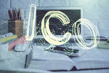 Engelleme zincirine ve kripto ekonomi temalı holograma ve bilgisayar arkaplanlı masaya çoklu maruz kalma. Bitcoin kripto para kavramı.