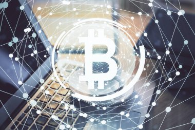 Engelleme zincirine ve kripto ekonomi temalı holograma ve bilgisayar arkaplanlı masaya çoklu maruz kalma. Bitcoin kripto para kavramı.