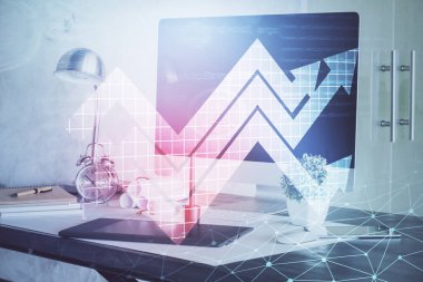 Bilgisayar masaüstünde, okların hologramını gösteriyor. Çifte maruziyet. Başarı kavramı.