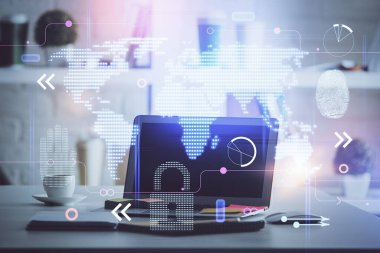 Bilgisayarlı ve dünya haritalı hologramlı çok katlı bir tablo. Uluslararası veri ağı kavramı.