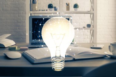 Bilgisayar ofisinde ampul simgesi hologramıyla birlikte. Çoklu maruz kalma. Fikir kavramı.