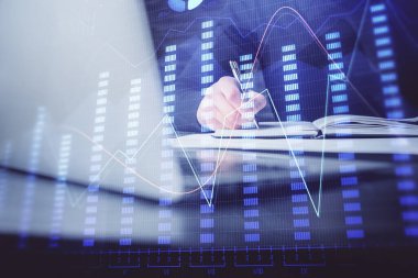 Dizüstü bilgisayar ve borsa forex grafik ile işadamı çift pozlama.