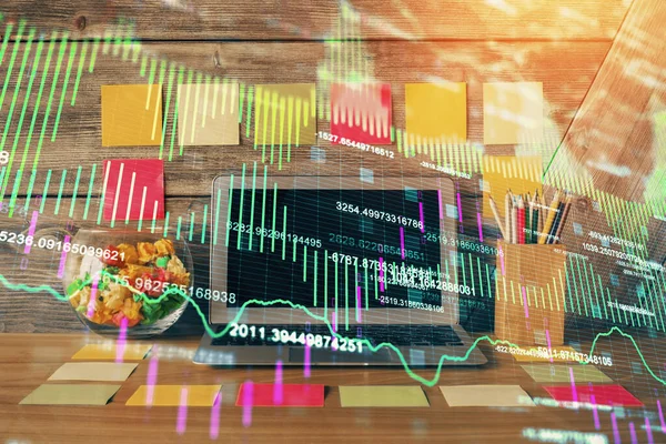 Doppelbelichtung von Forex-Diagramm und Arbeitsraum mit Computer. Konzept des internationalen Online-Handels. — Stockfoto