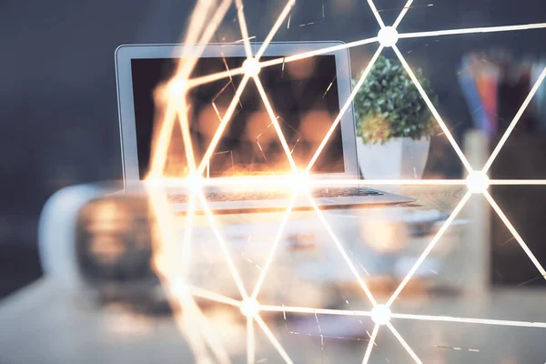 Computer auf dem Desktop mit Hologramm des sozialen Netzwerks. Mehrfachbelichtung. Konzept der internationalen Personenverbindungen. — Stockfoto