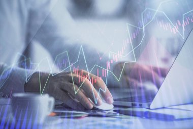 Arka planda bilgisayarda çalışan bir adamla ön x grafiğine iki kez maruz kalıyoruz. Pazar analizi kavramı.