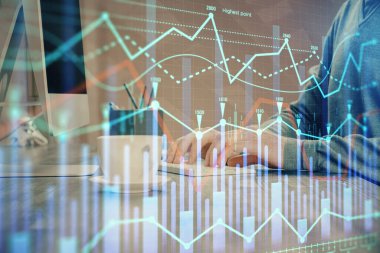 Arka planda ofiste bilgisayarda bilgisayarda yazan adam ile grafik çoklu pozlama. Sıkı çalışma kavramı.