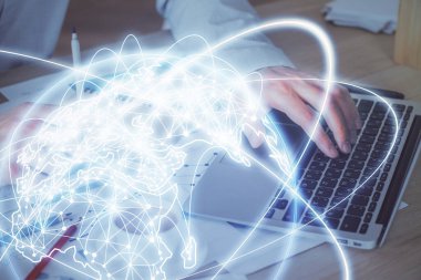 Arka planda dizüstü bilgisayar üzerinde çalışan işadamı çift pozlama. Önde uluslararası iş hologramı. Başarı kavramı.