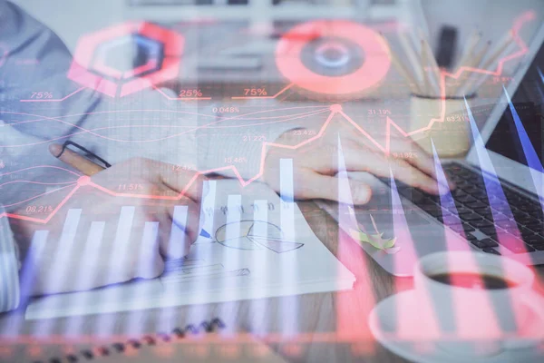 Multi exponering av Stock Market Graph med man som arbetar på laptop på bakgrunden. Begreppet finansiell analys. — Stockfoto