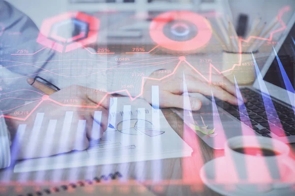 Multi exposure van de beurs grafiek met de man werken op de laptop op de achtergrond. Concept financiële analyse. — Stockfoto