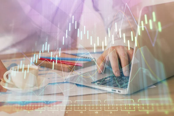 Gráfico de Forex con hombre de negocios que trabaja en la computadora en la oficina en segundo plano. Concepto de trabajador. Exposición múltiple . —  Fotos de Stock