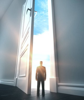 İş adamı açık kapıdan giriyor. Motivasyon ve başlangıç kavramı.
