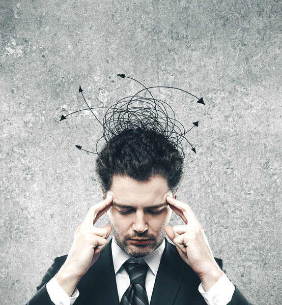 Мыслящий бизнесмен на сером бетонном фоне. Концепция бизнеса и вызова
.