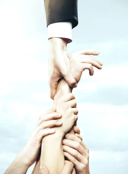Ręka Trzymająca Się Ręce Tle Nieba Koncepcja Biznesu Pracy Zespołowej — Zdjęcie stockowe