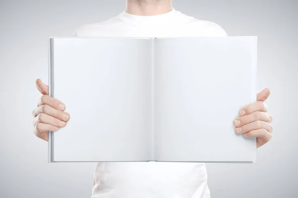 Uomo Che Tiene Mano Libro Bianco Educazione Concetto Spazio Copia — Foto Stock