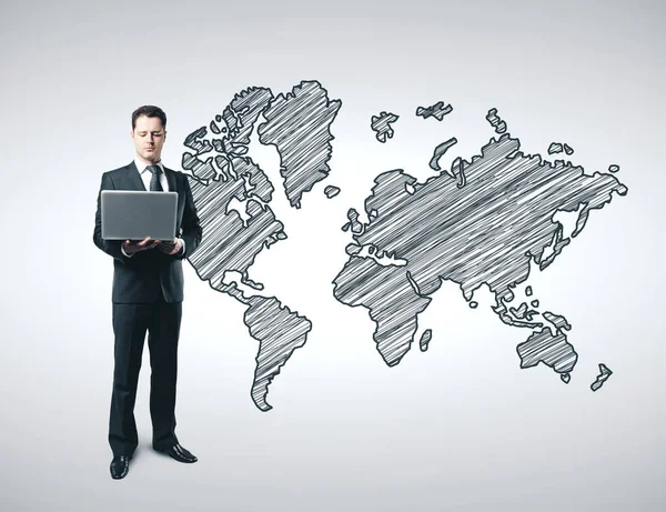 Empresário Com Laptop Desenho Mapa Mundo Conceito Global Negócios Comunicação — Fotografia de Stock