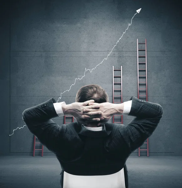 Zakenman Zoek Naar Witte Pijl Ladders Betonnen Muur Bedrijfs Financieel — Stockfoto