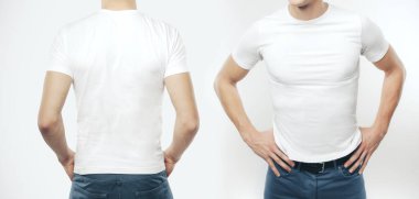 Beyaz arka planda, boş tişörtlü iki adam. Kıyafet ve moda konsepti