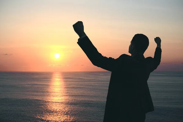 日没の背景の上に立って幸せなビジネスマン — ストック写真