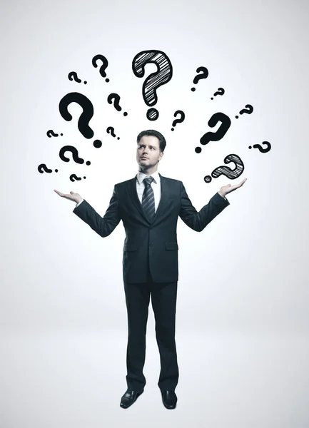 Empresário Com Ponto Interrogação Sobre Cabeça Conceito Confusão Empresarial — Fotografia de Stock