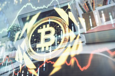 Engelleme zincirine ve kripto ekonomi temalı holograma ve bilgisayar arkaplanlı masaya çoklu maruz kalma. Bitcoin kripto para kavramı.