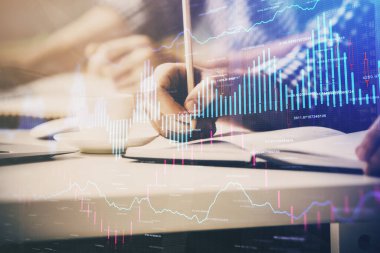 İki adamın hisse senedi piyasası grafiğiyle yatırım planladığı çok sayıda olay.