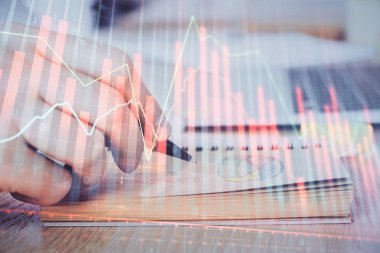 Borsa forex grafiği ile çoklu pozlama closeup eller.